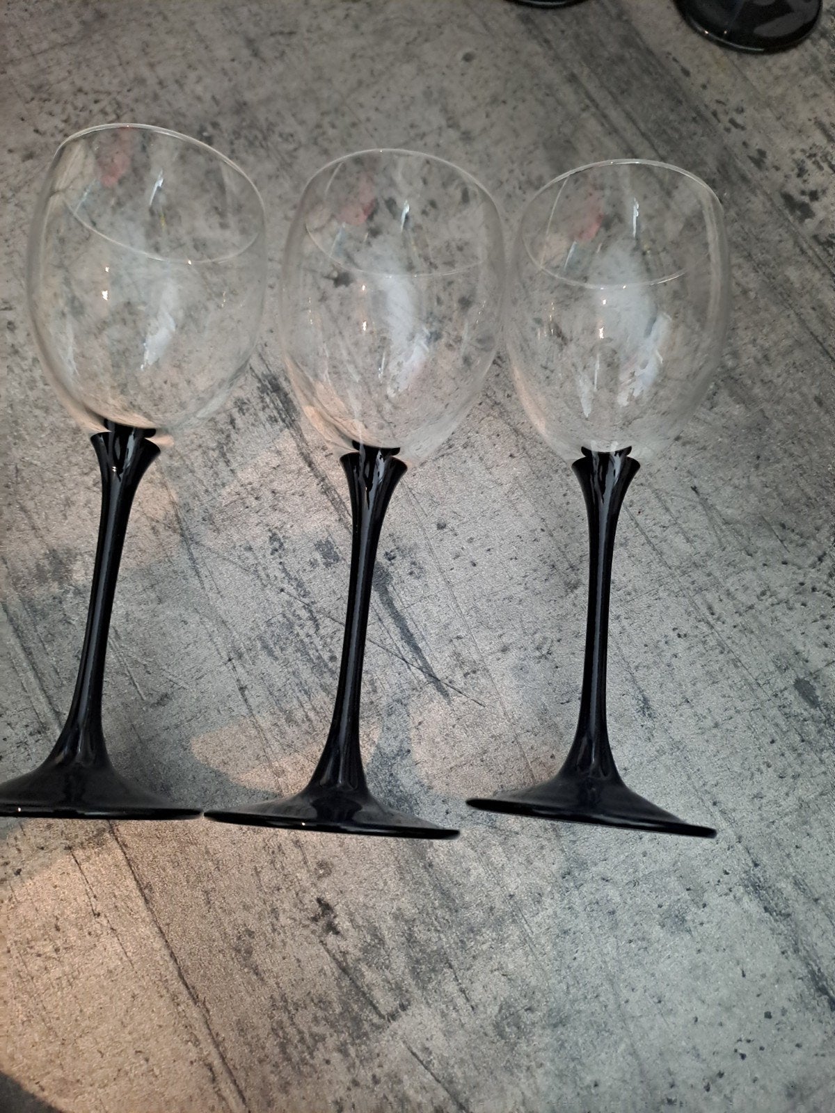 3x wijnglazen luminarc zwarte voet 19,5 cm hoog, Verzamelen, Glas en Borrelglaasjes, Ophalen of Verzenden, Zo goed als nieuw, Overige typen