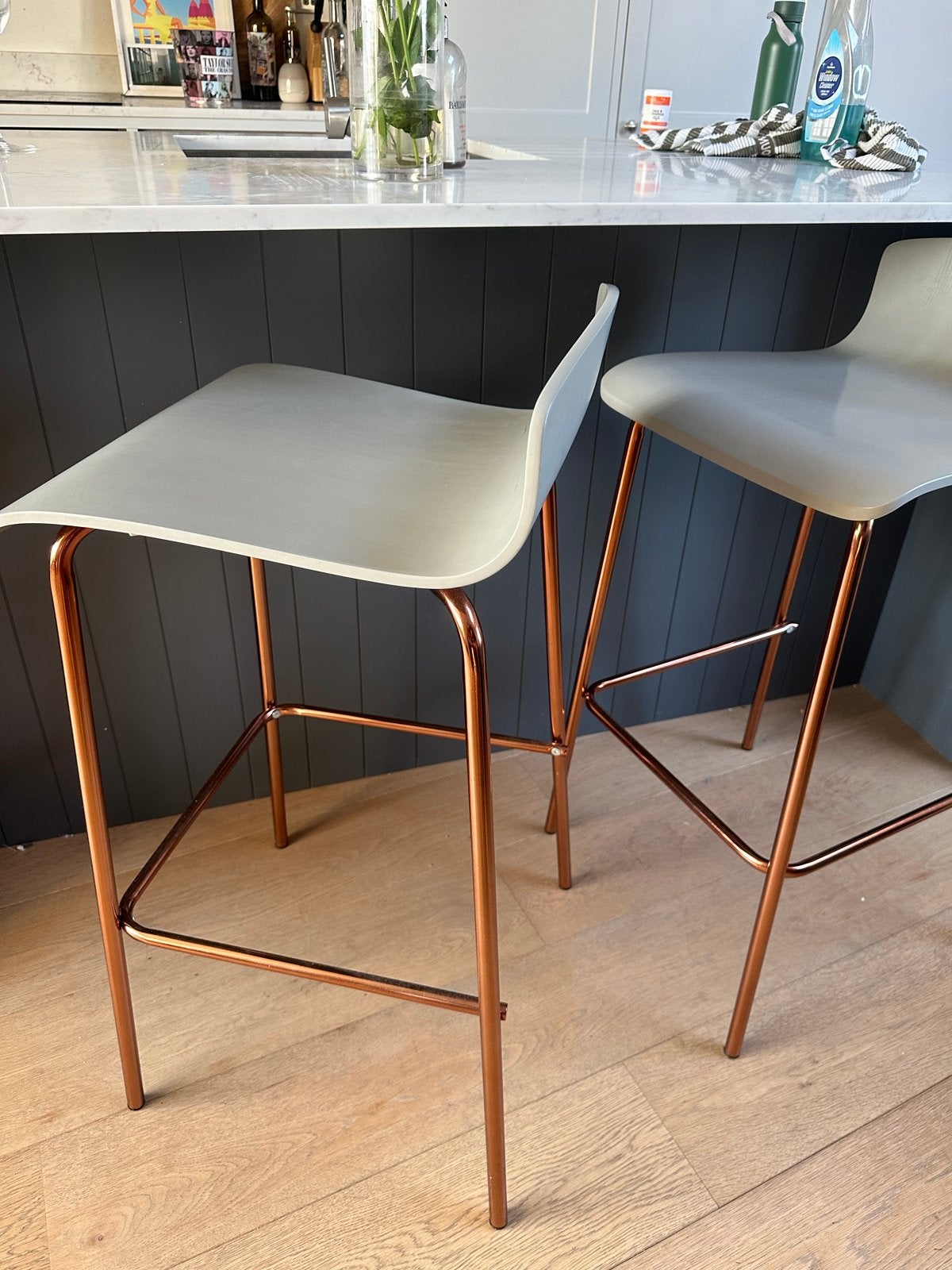 Set van 2 moderne barkrukken met koperen onderstel, Ophalen, Kunststof, Met voetsteun, 60 tot 90 cm