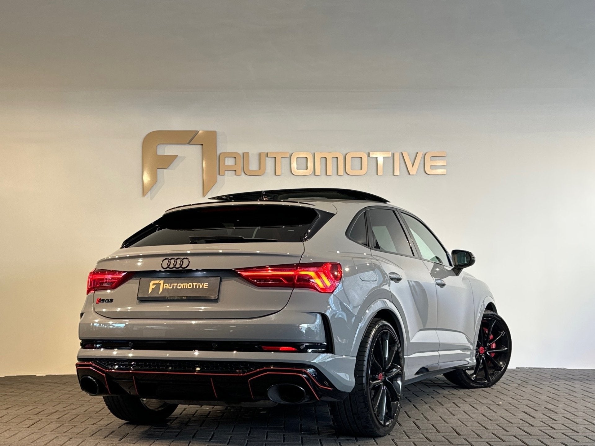 Audi RSQ3 Sportback 2.5 TFSI Pano|RS Seat|Trekhaak|Sfeer|VOL, Automaat, Gebruikt, Zwart, 1675 kg