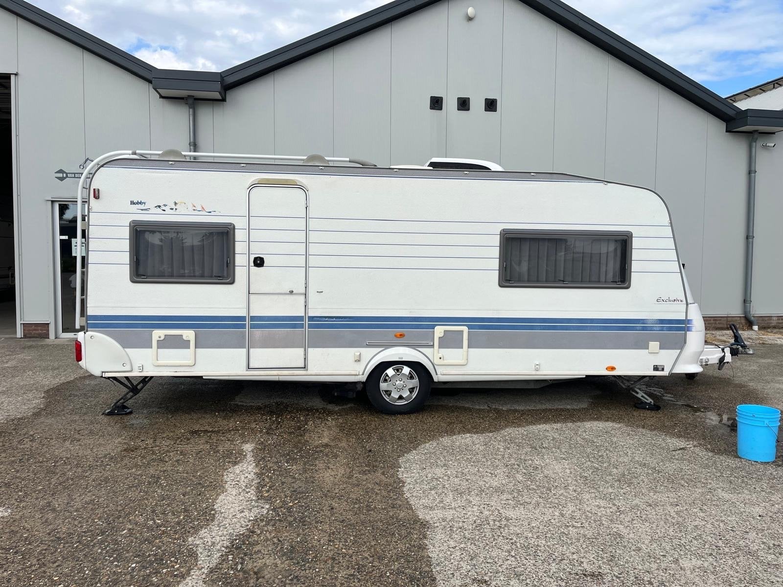 Hobby 560 UFf uit 2002 met queensbed, airco en mover, Queensbed, Rondzit, Hobby, Schokbreker