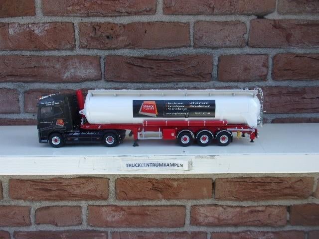 WSI  Volvo  FH4  Globetrotter  van  Strack  Vloeren., Ophalen of Verzenden, Nieuw, Bus of Vrachtwagen, Wsi