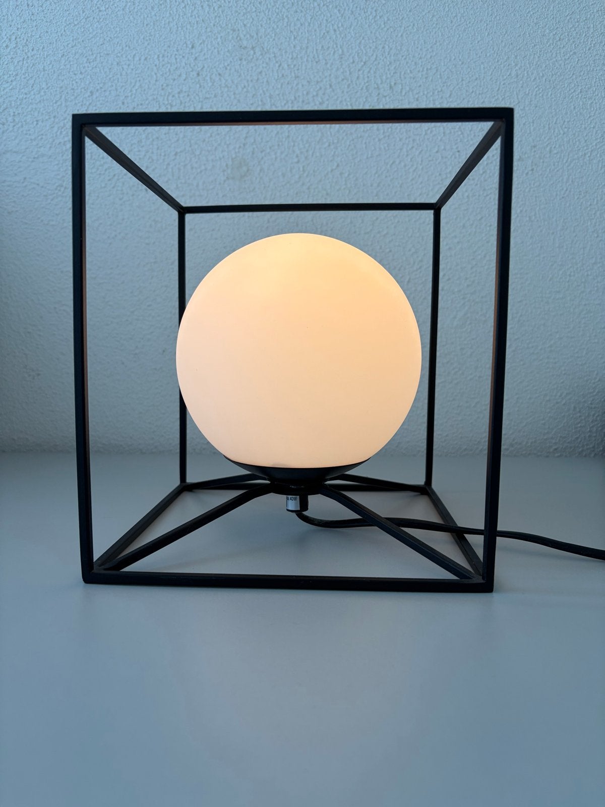 Moderne Tafellamp Zwart Metaal met Witte Bol, Zwart, Modern, E27 (groot), Ophalen of Verzenden