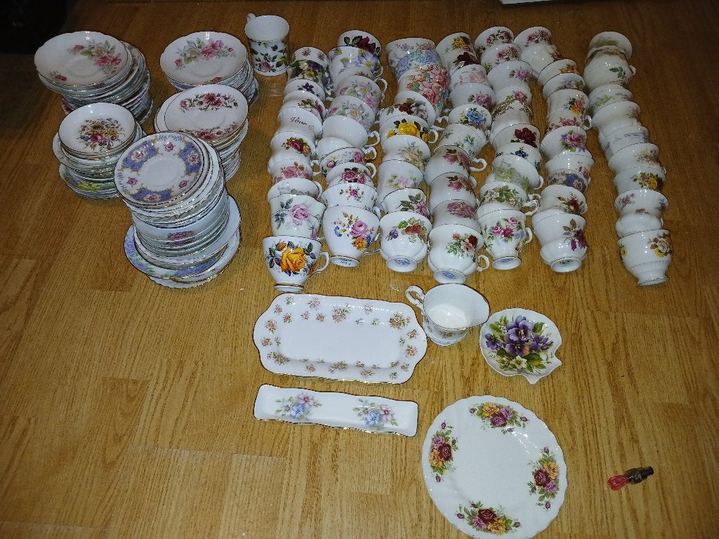 Bone China porseleinen kop en schotels, tot 400stuks verkrij, Ophalen of Verzenden, Zo goed als nieuw, Porselein, Kop en/of schotel