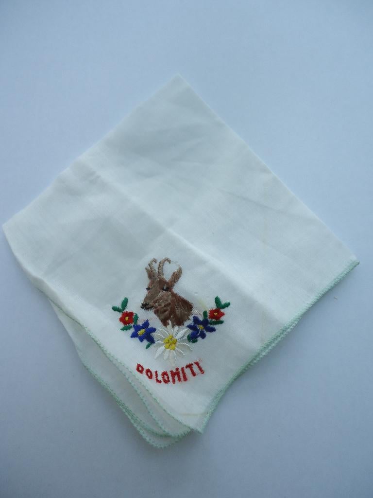 Vintage zakdoekje geborduurd. Italie dolomieten / geit nieuw, Ophalen