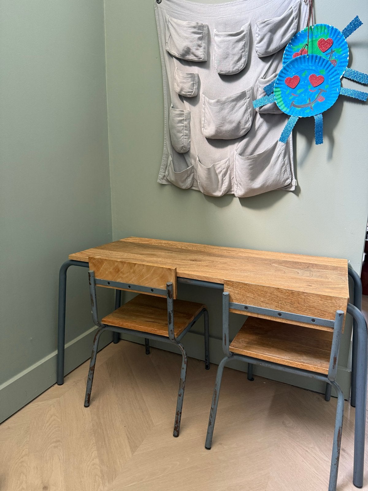 Kidsdepot Bureau/Tafeltje met 2 Stoeltjes - Industrieel Hout, Ophalen, Zo goed als nieuw, Tafel(s) en Stoel(en)