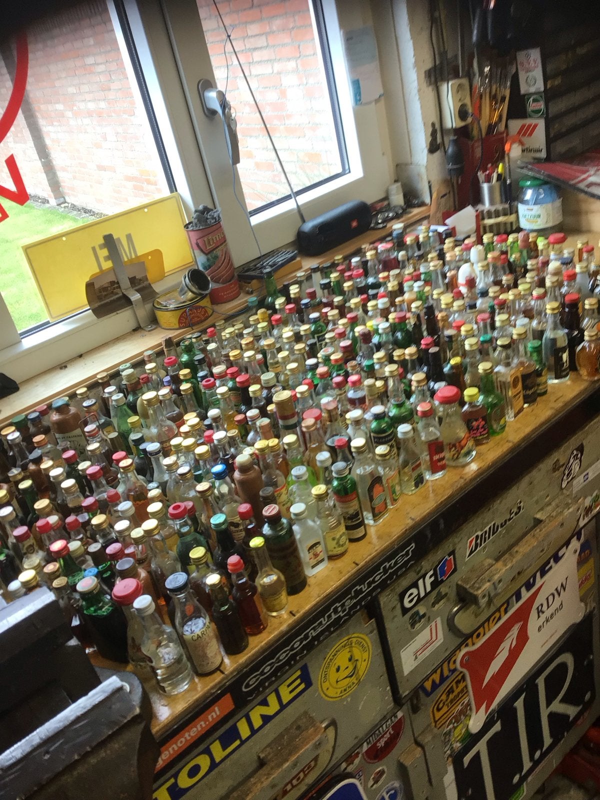 Grote collectie van ongeveer 400 miniatuur drankflesjes, Verzamelen, Ophalen, Zo goed als nieuw, Gebruiksvoorwerp