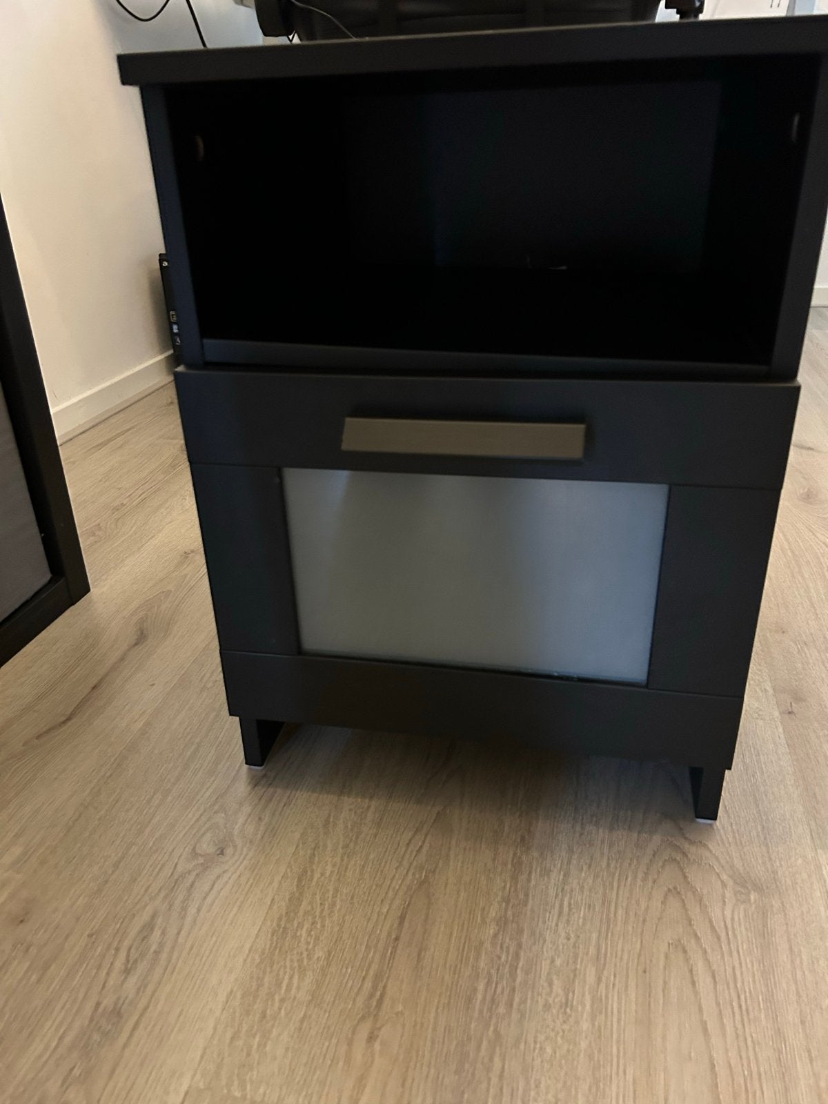 Ikea nachtkastje type Brimnes zwart met lade en open vak, Huis en Inrichting, Slaapkamer | Nachtkastjes, Ophalen, Minder dan 45 cm