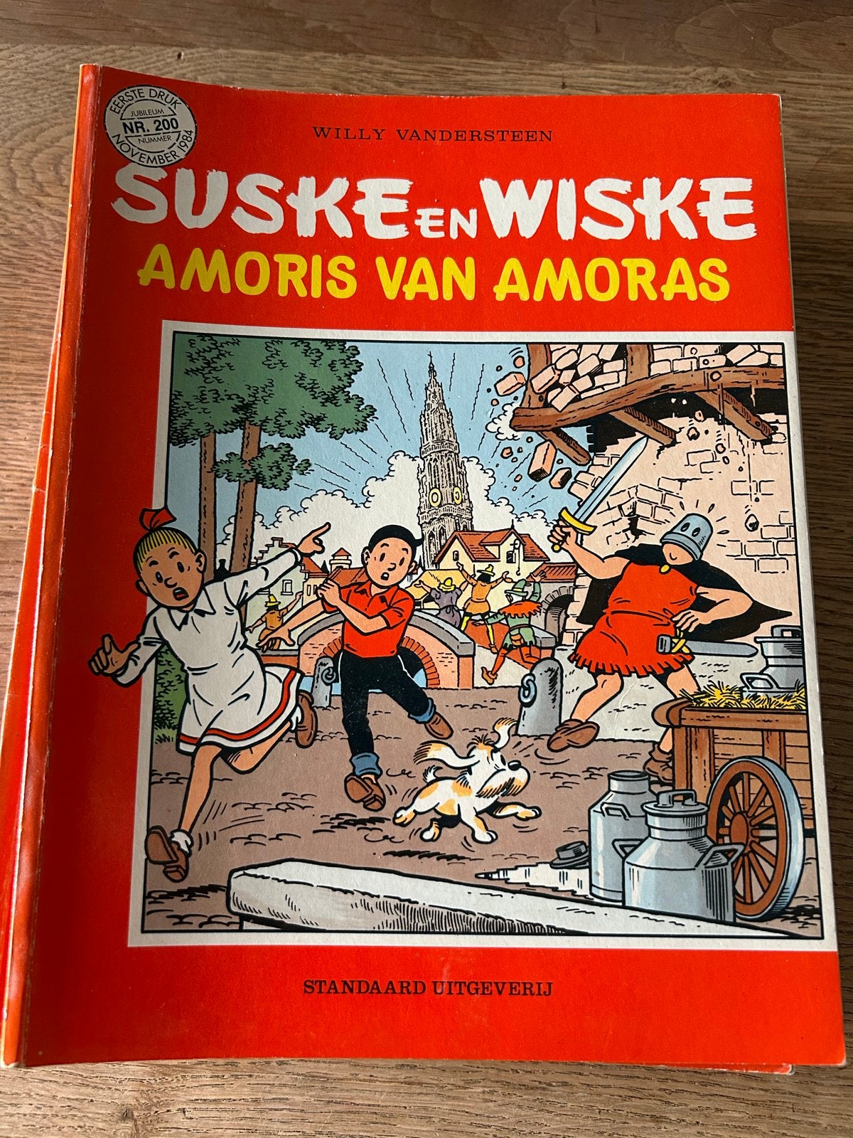 Suske en Wiske - Amoris van Amoras 200 (Eerste Druk), Boeken, Stripboeken, Eén stripboek, Ophalen of Verzenden, Gelezen
