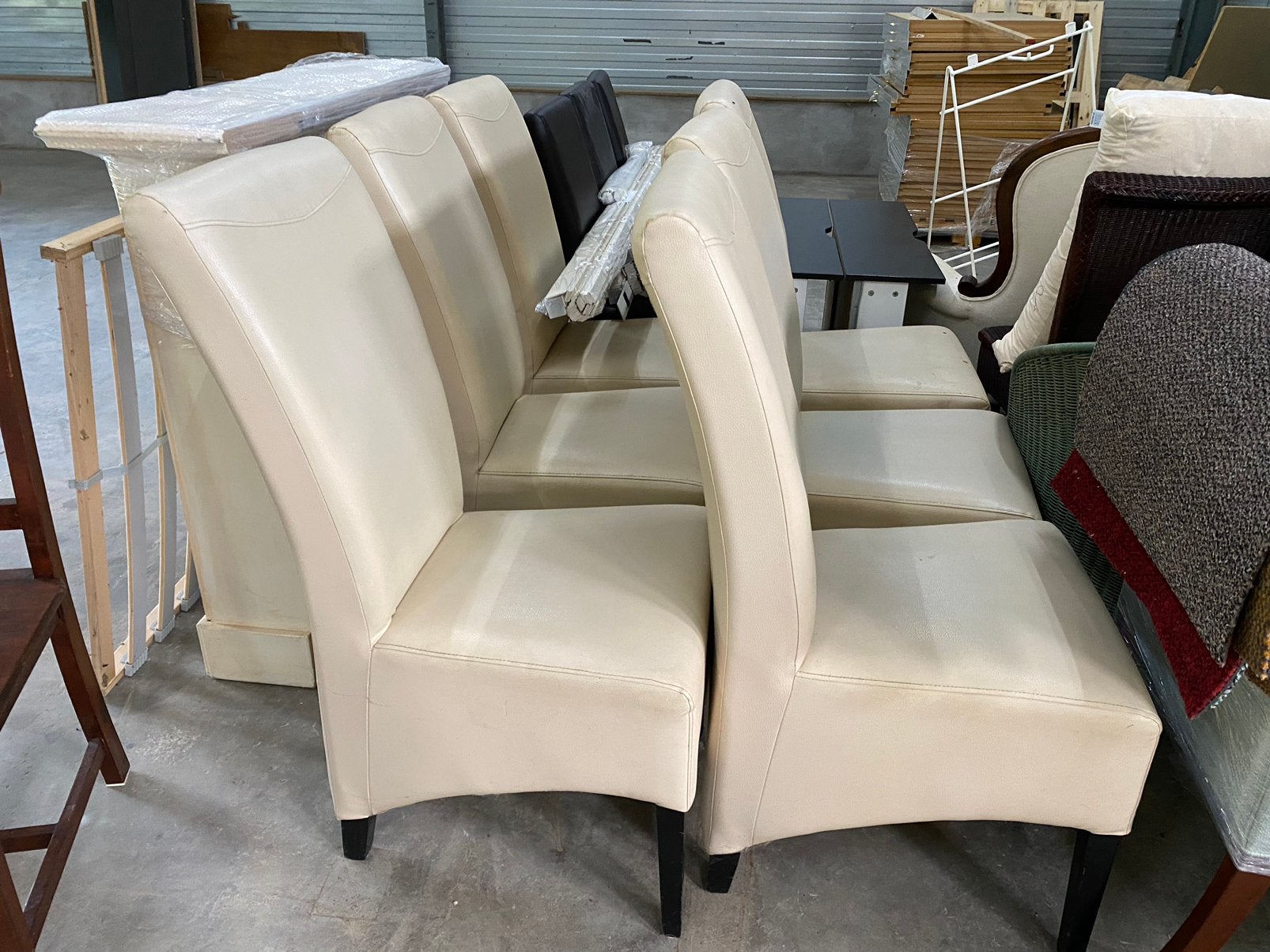 Eerkamerstoelen leder kleur creme., Huis en Inrichting, Stoelen, Ophalen, Zo goed als nieuw, Overige kleuren, Vier