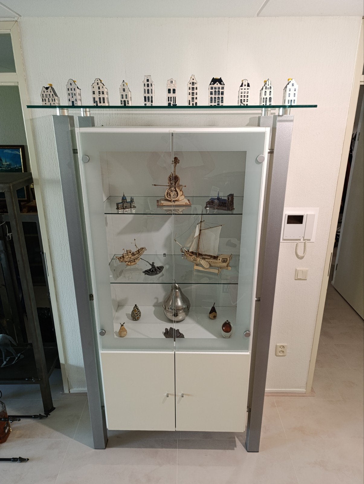 Glazen vitrinekast met deuren en planken, Ophalen, Met deur(en), Glas, 50 tot 100 cm