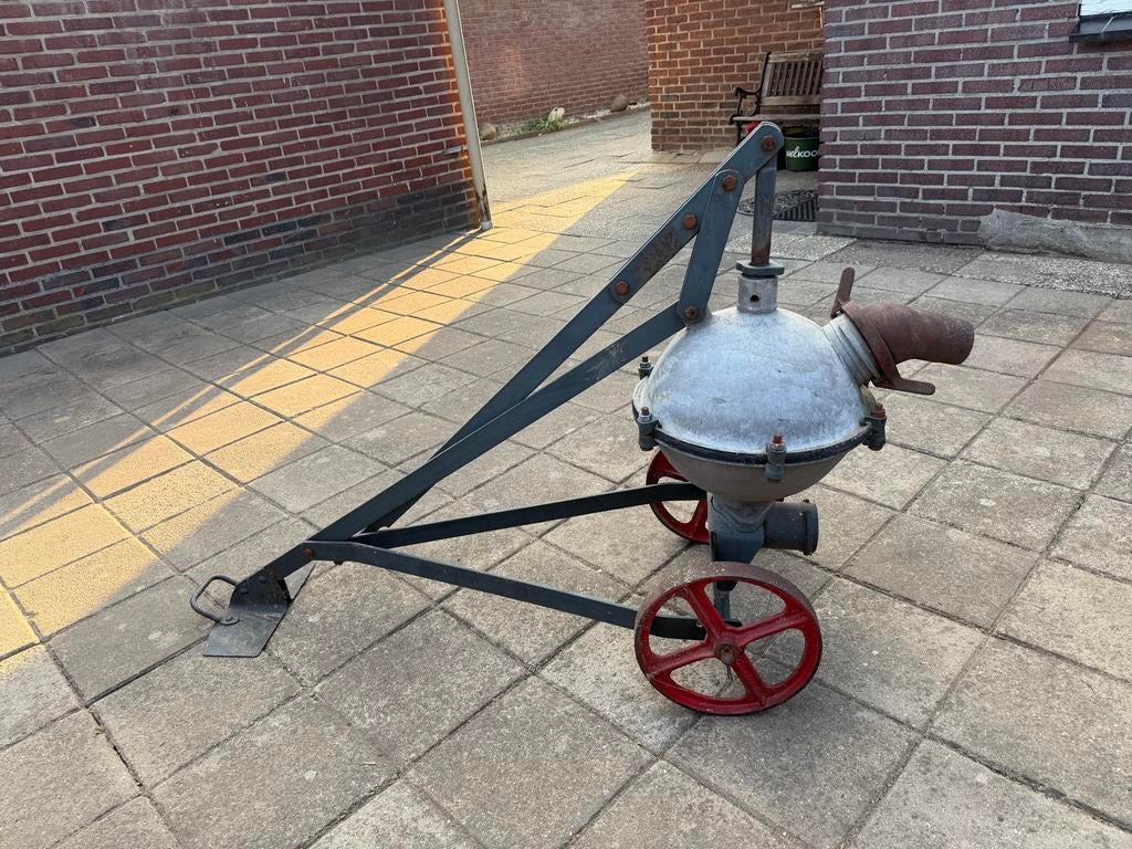 Antieke waterpomp met wielen - Decoratief object, Doe-het-zelf en Verbouw, Ophalen, Gebruikt