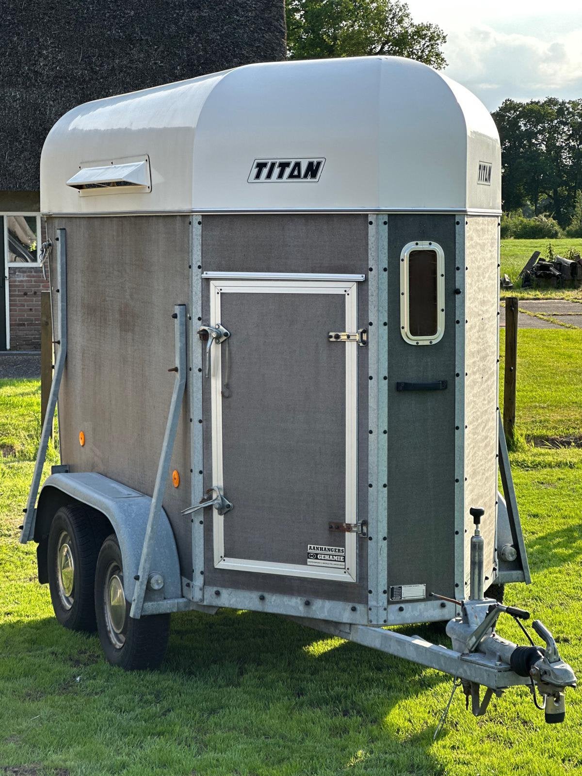 Goede staat: Paardentrailer Titan Jelsum PTR 1 - 1,5 paards, Dieren en Toebehoren, Ophalen, Gebruikt, Hout, 1½-paards trailer