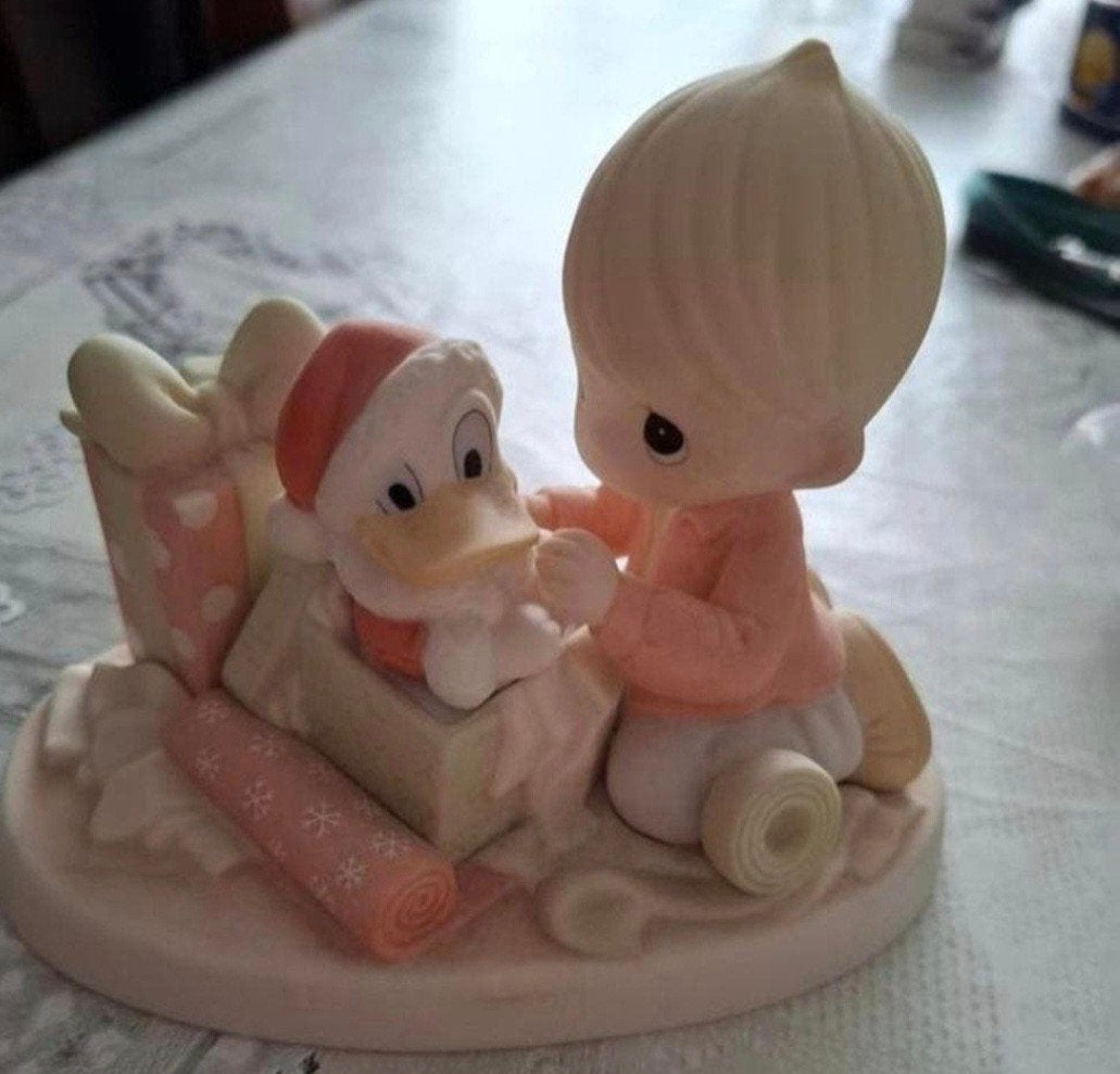 beeldje donald duck met kindje, Ophalen of Verzenden, Donald Duck, Zo goed als nieuw, Beeldje of Figuurtje