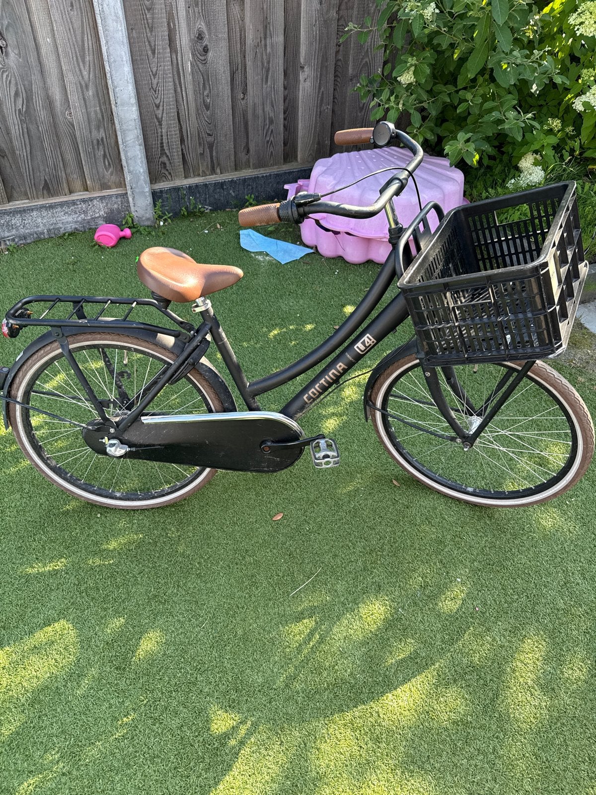 Zwarte transportfiets voor meisjes met voordrager en mand, Gebruikt, Velgrem, Versnellingen, Minder dan 47 cm