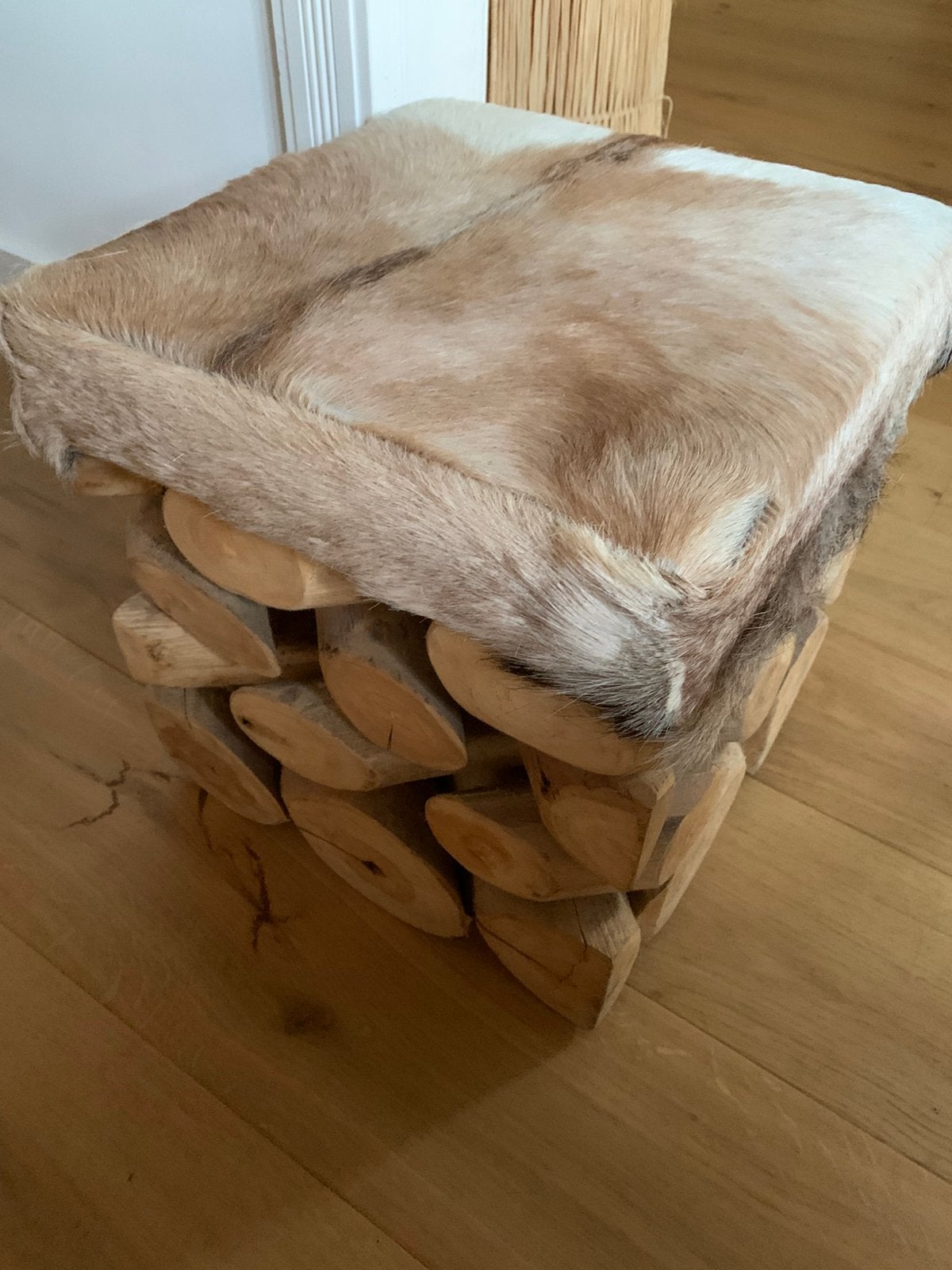 Bijzettafel/ kruk boomstam geitenhuid, Ophalen, Zo goed als nieuw, Rond, 50 tot 100 cm