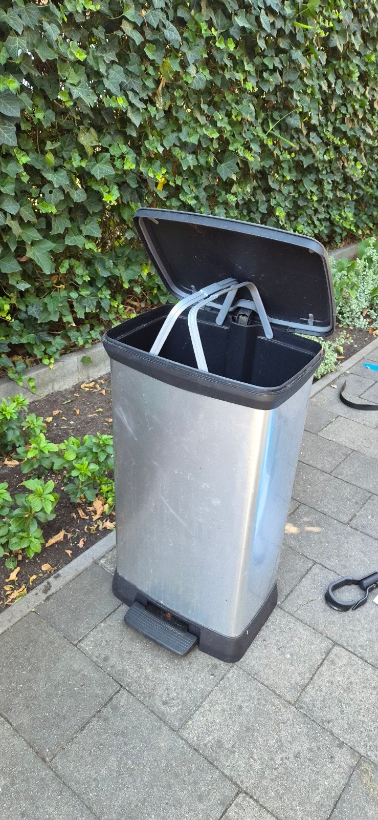 Prullenbak met pedaal, Ophalen, 50 – 75, Kunststof, Gebruikt