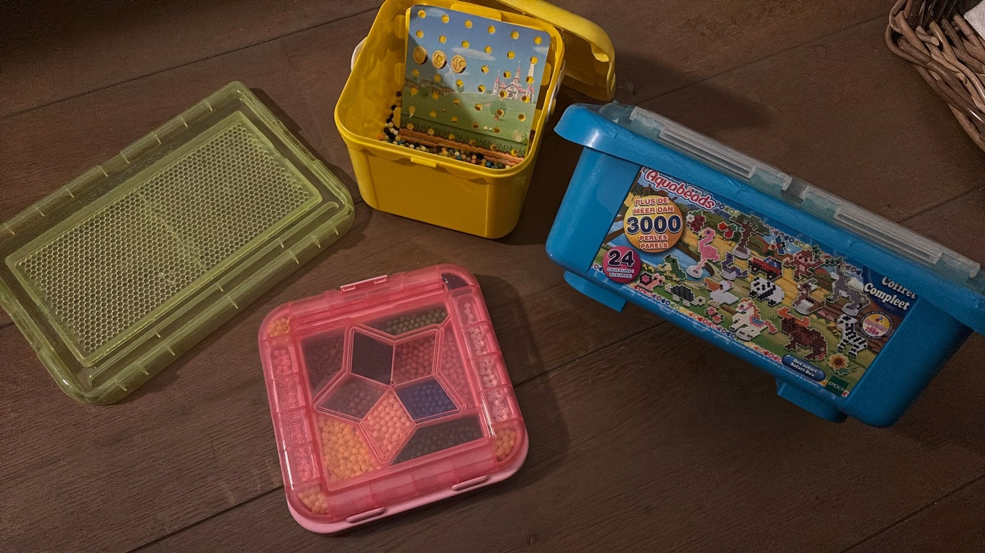 Aquabeads - veel verschillende sets, Ophalen of Verzenden, Zo goed als nieuw, Knutselen