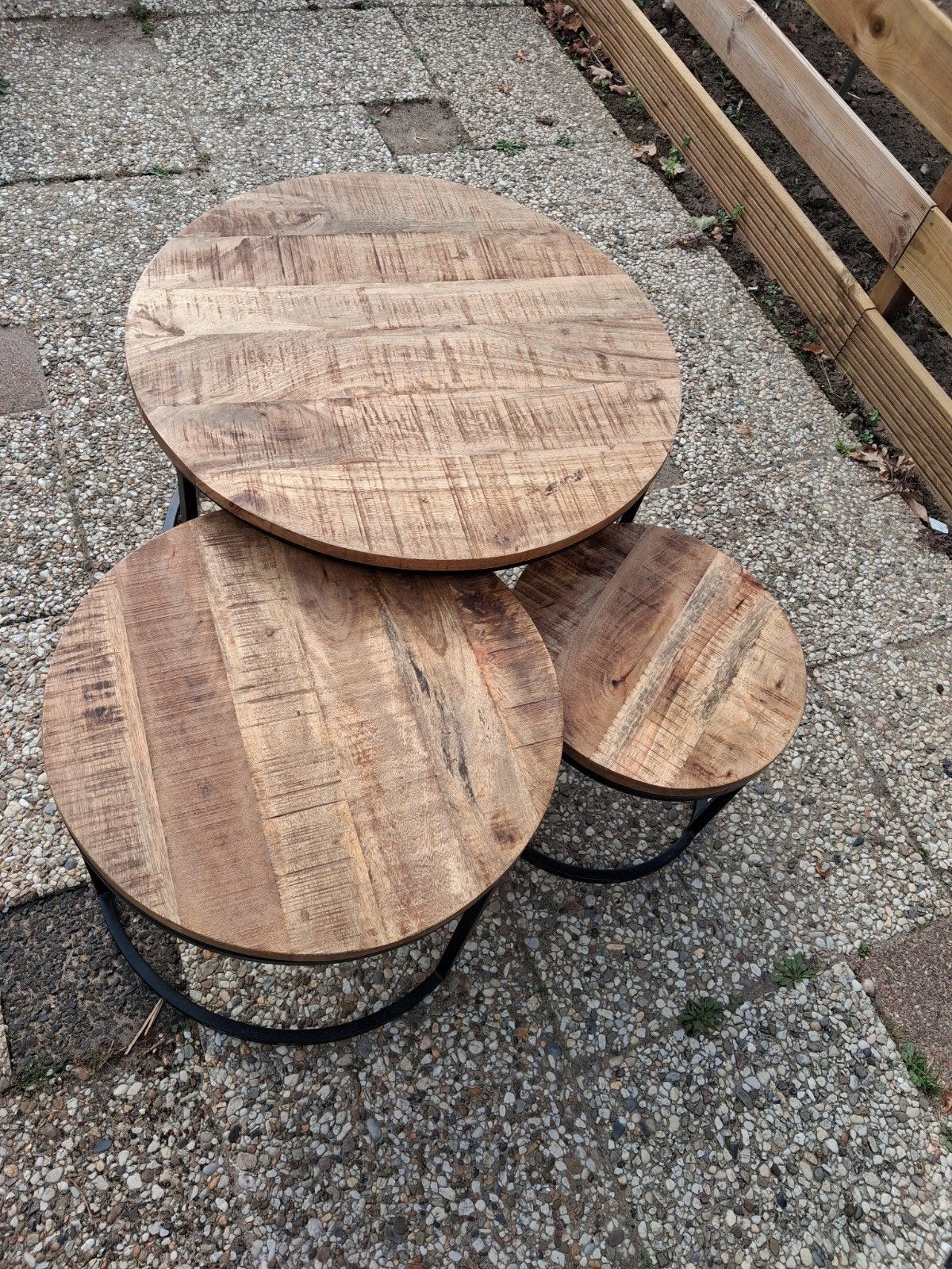 3 ronde  industriële tafeltjes blad is van mango hout., Ophalen, Zo goed als nieuw, Rond, Minder dan 55 cm