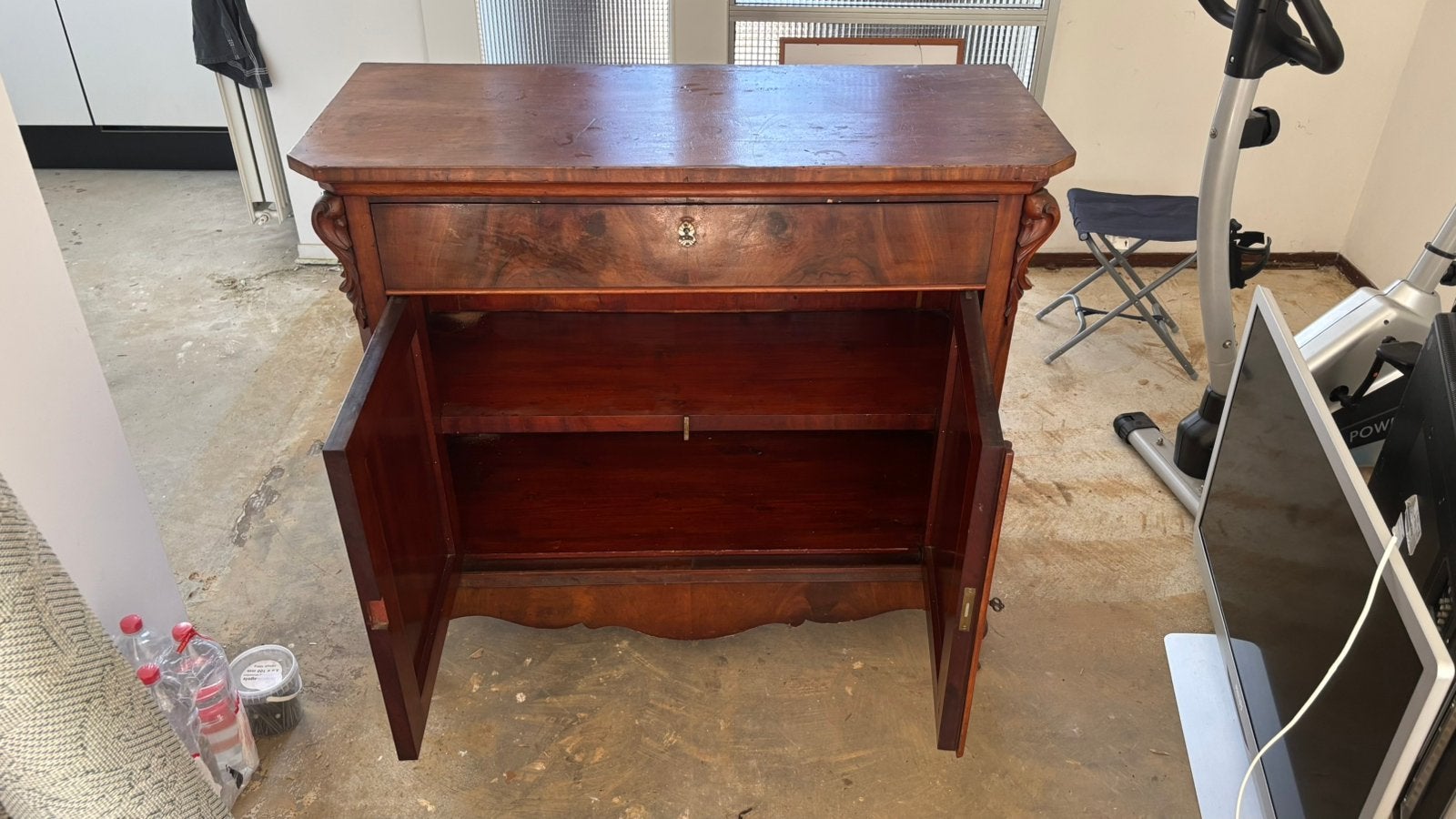 Foto 3 van Klassiek Biedermeier houten kast met lade en 2 deuren