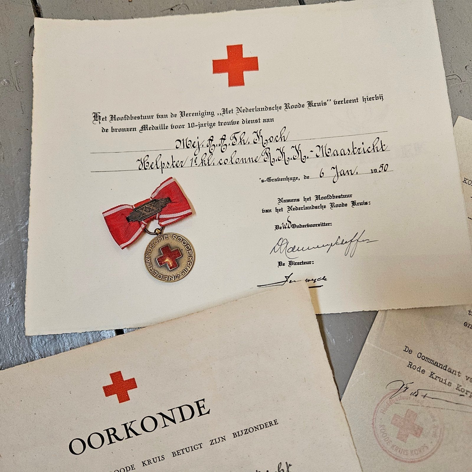 Rode Kruis Medaille met Oorkondes - 10 jaar trouwe dienst, Ophalen of Verzenden