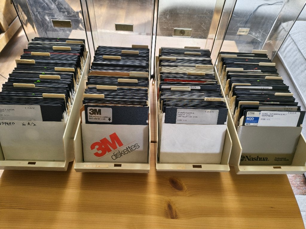 Grote partij 340 5,25 inch floppy diskettes in 4 cassettes, Computers en Software, Vintage Computers, Ophalen of Verzenden
