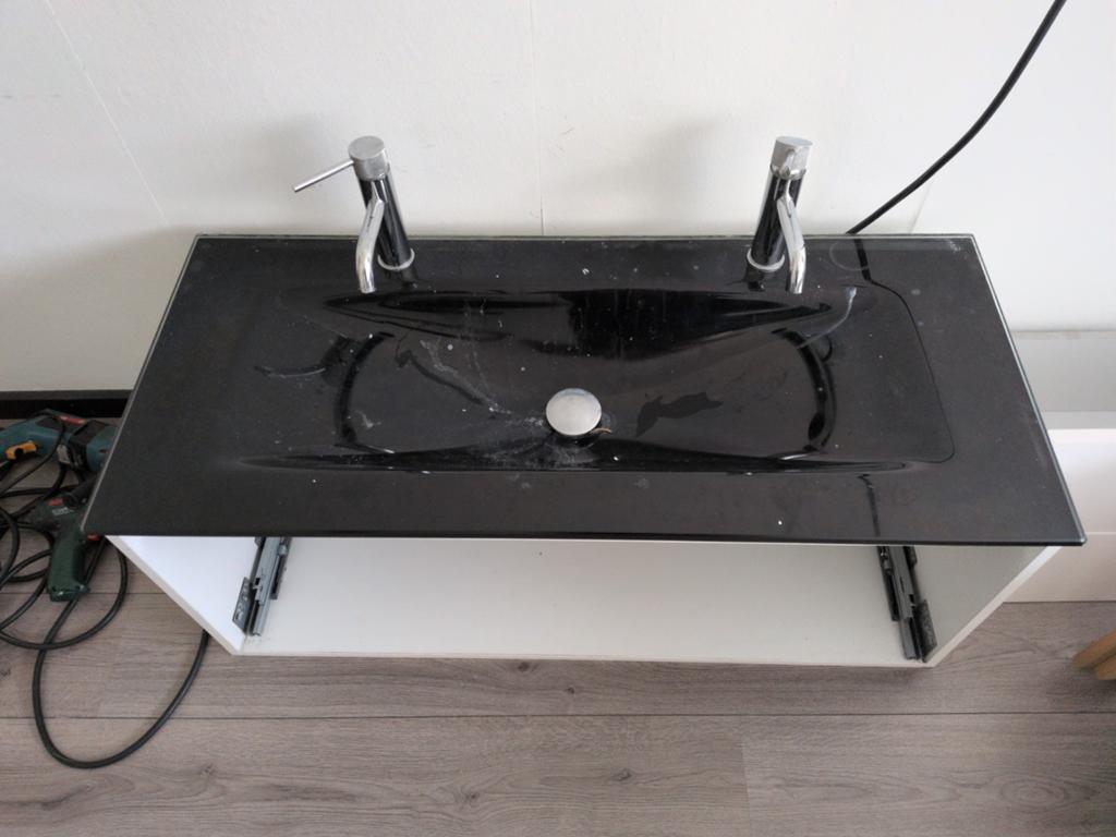Zwarte wastafel met kranen en onderkast, Ophalen of Verzenden