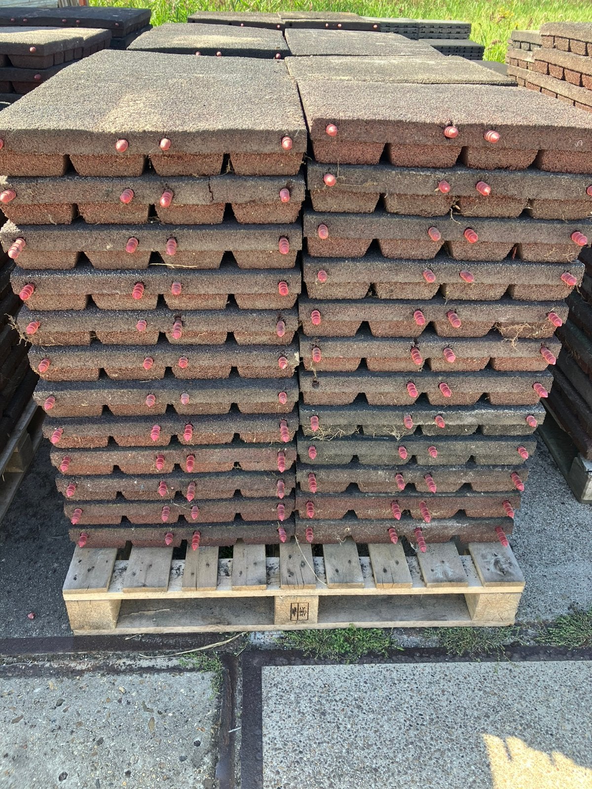 326 vochtdoorlatende rubberen tegels, staltegels 50x50x7,5cm, Q, Q, Q