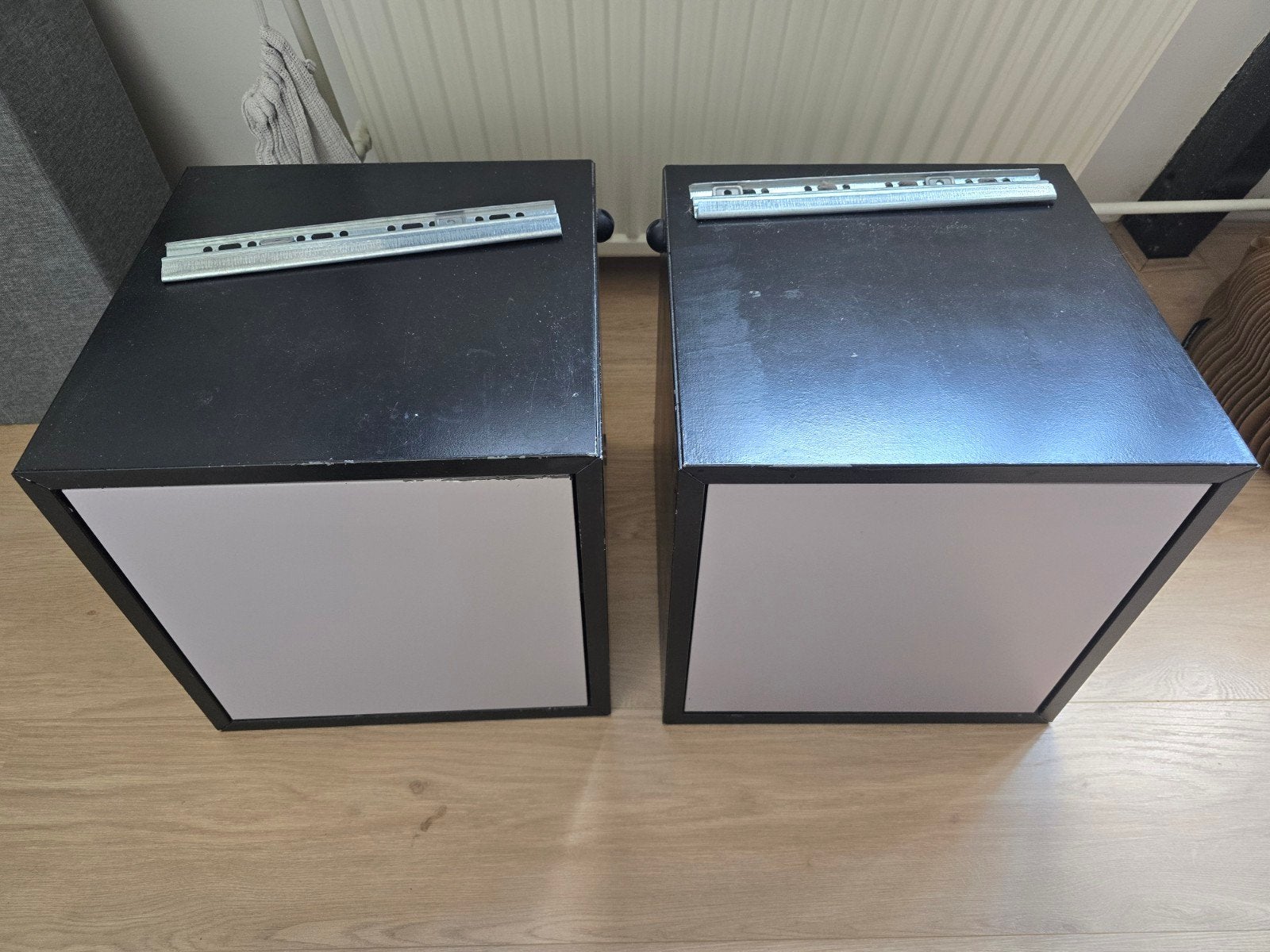 2 Ikea Eket kastjes incl. ophangrail, Ophalen, Gebruikt