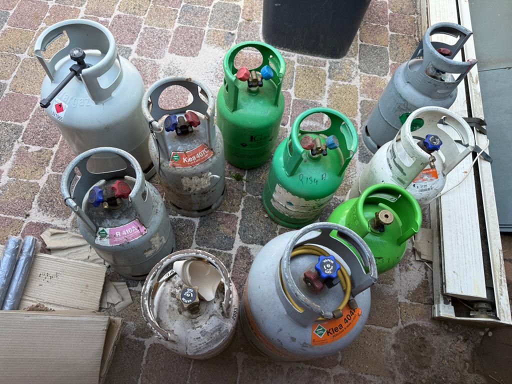 Diverse koelgasflessen en gasflessen te koop, Ophalen