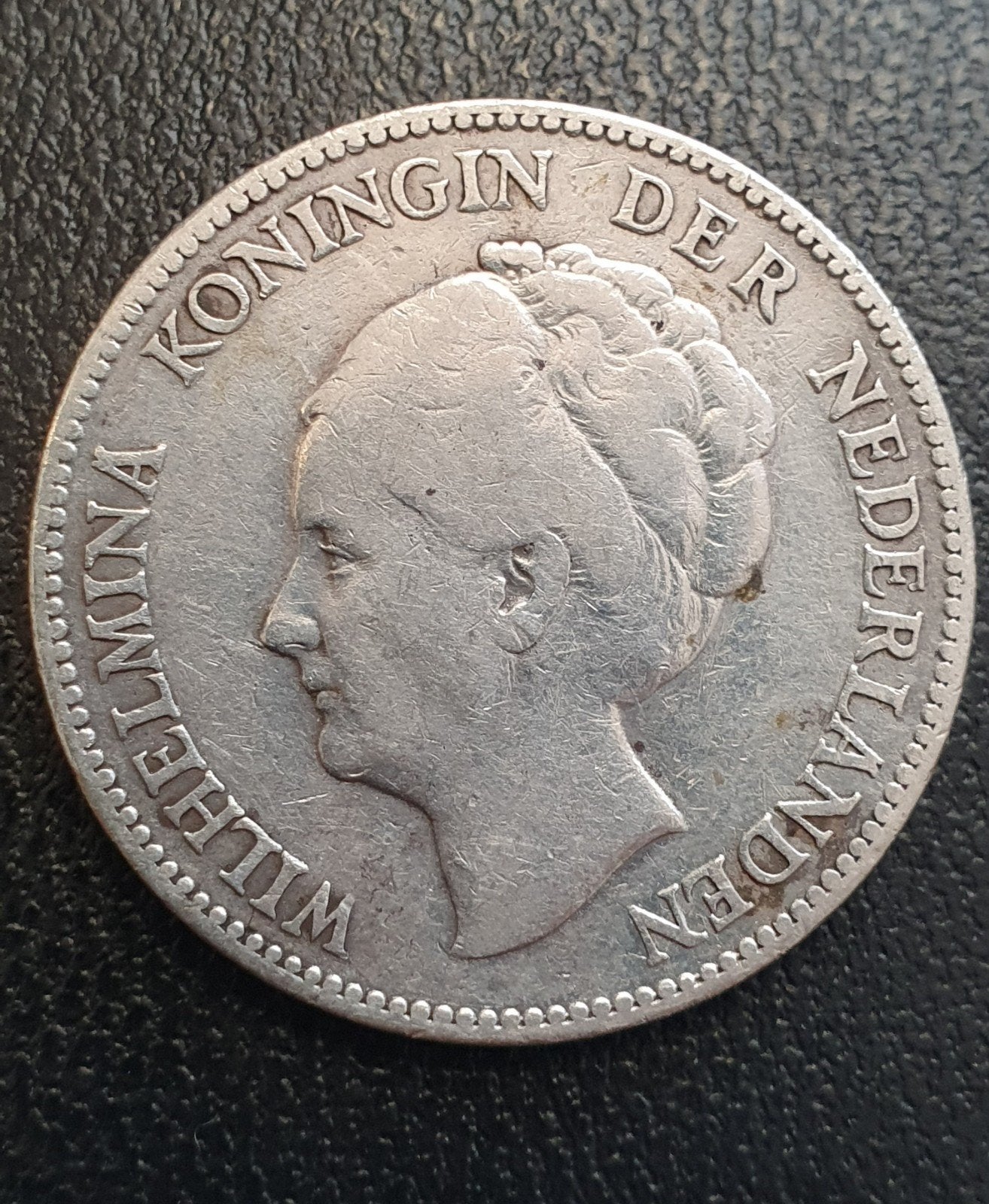 1 Gulden 1923 Nederland gebruikt als een broche., 1 gulden, Zilver, Ophalen of Verzenden, Koningin Wilhelmina