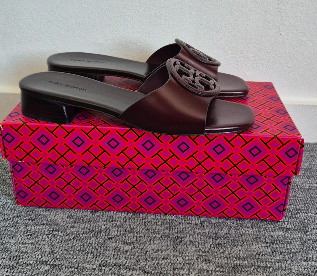 Tory Burch slippers. US 5.5.
Maat 36.

Bordeaux/bruin, Kleding | Dames, Schoenen, Slippers, Bruin, Nieuw, Ophalen of Verzenden