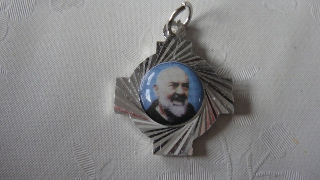 826 Hangertje met H. Pater Pio, Verzamelen, Ophalen of Verzenden, Zo goed als nieuw, Overige typen, Christendom | Katholiek