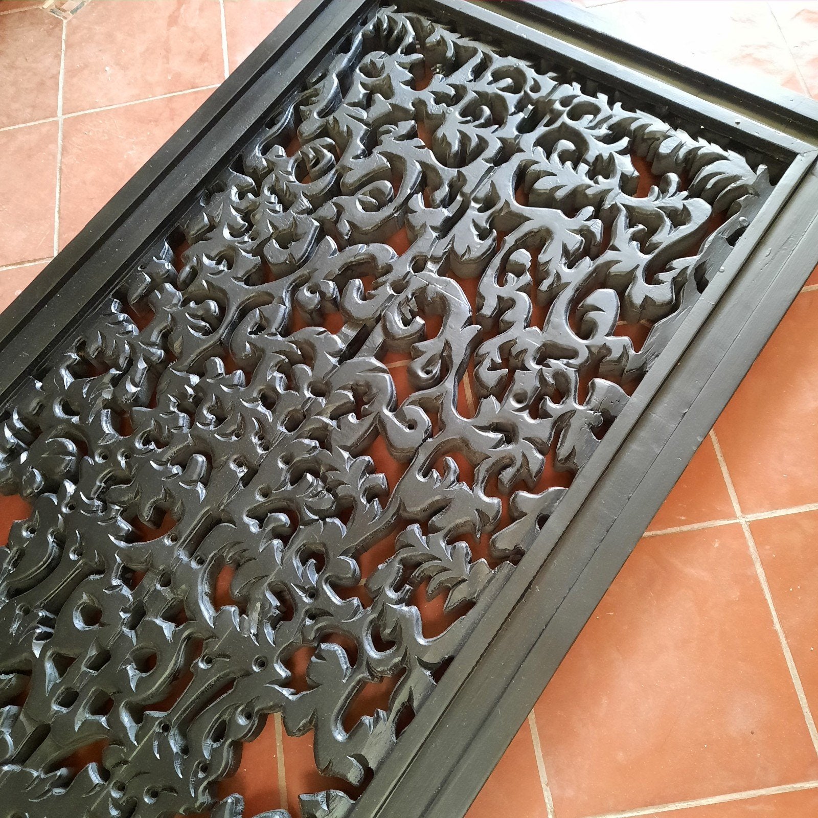 Zwart massief houten wandpaneel met sierlijk houtsnijwerk, Huis en Inrichting, Ophalen, Zo goed als nieuw, Wandbord of Wandpaneel