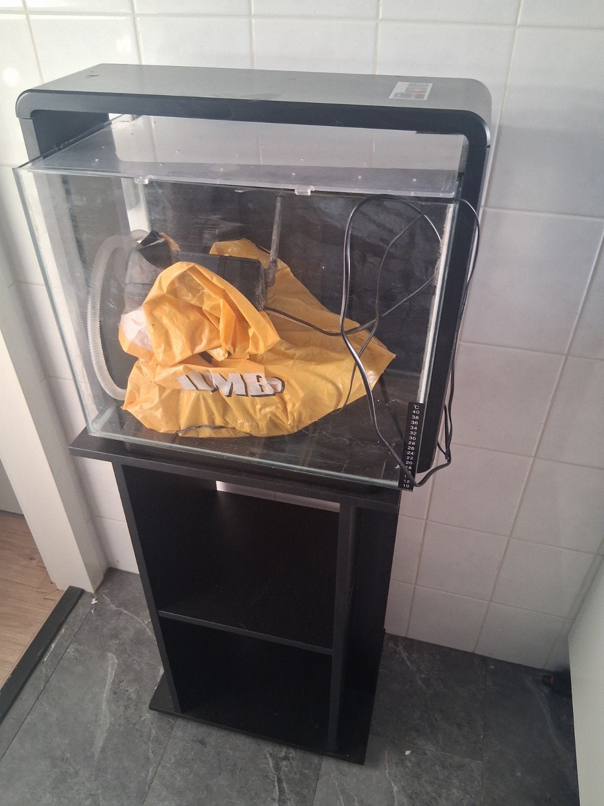 aquarium met onderkast, Ophalen, Leeg aquarium