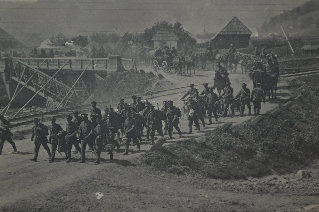 duitsland ww1 soldaten met fietsen paarden over brug, Ophalen of Verzenden, Voor 1920, Ongelopen, Sterren en Beroemdheden