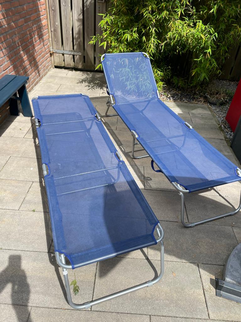 2x Blauwe Ligstoelen - Verstelbaar en Inklapbaar, Tuin en Terras, Ligbedden, Ophalen, Gebruikt, Metaal, Inklapbaar