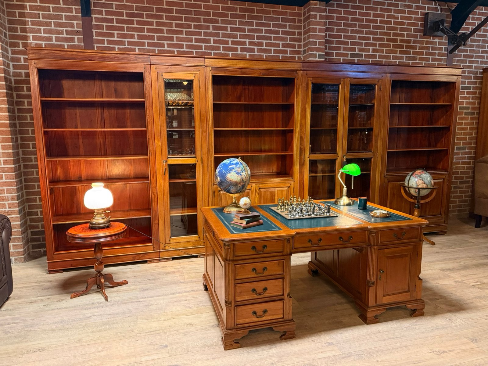 Engels bureau partnerdesk & bibliotheekkast, Ophalen