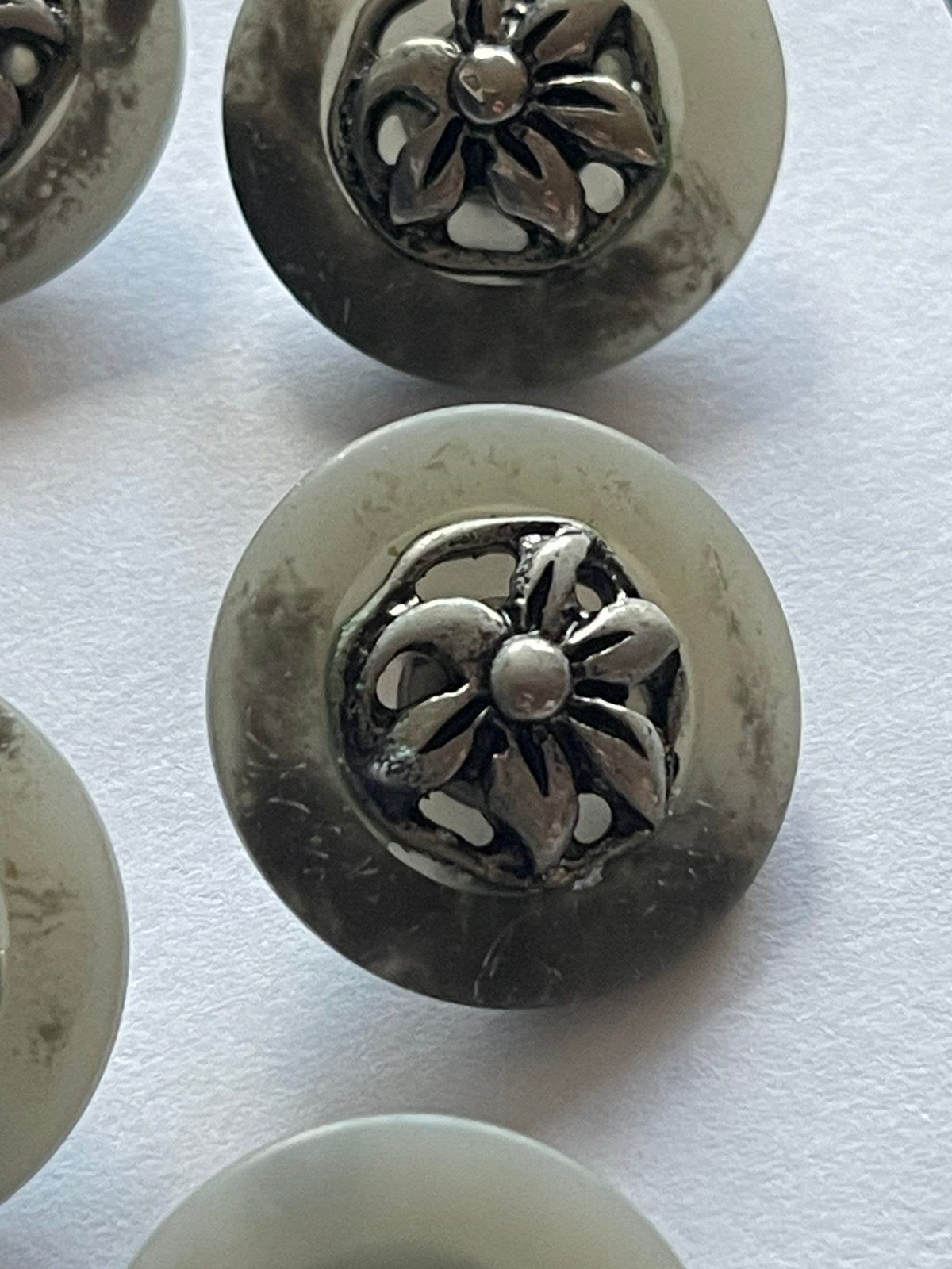 7 vintage knopen 21 mm,met zilverkl bloem en oogje. Per stuk, Ophalen of Verzenden, Nieuw, Knoop of Knopen