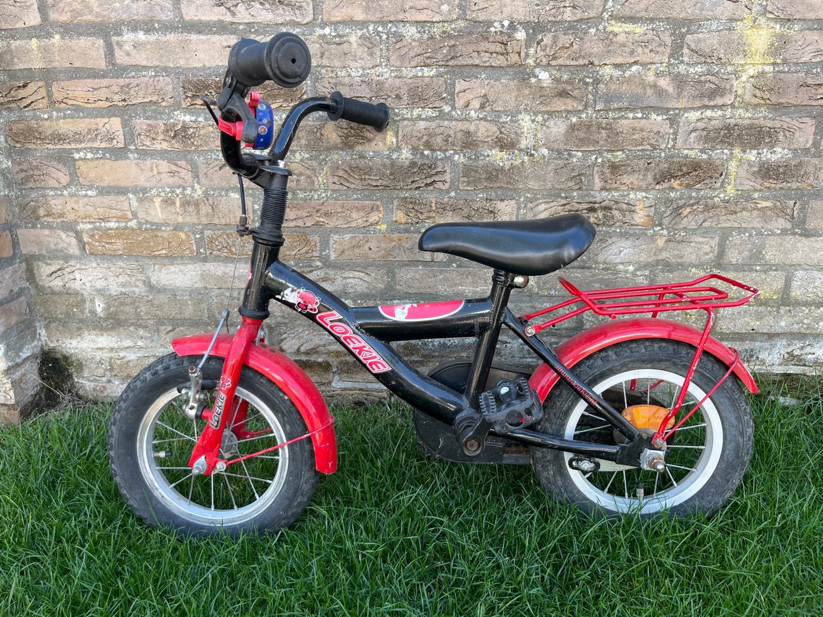 Loekie kinderfiets 12 inch - Zwart/Rood, Ophalen, Gebruikt, Terugtraprem, Minder dan 16 inch