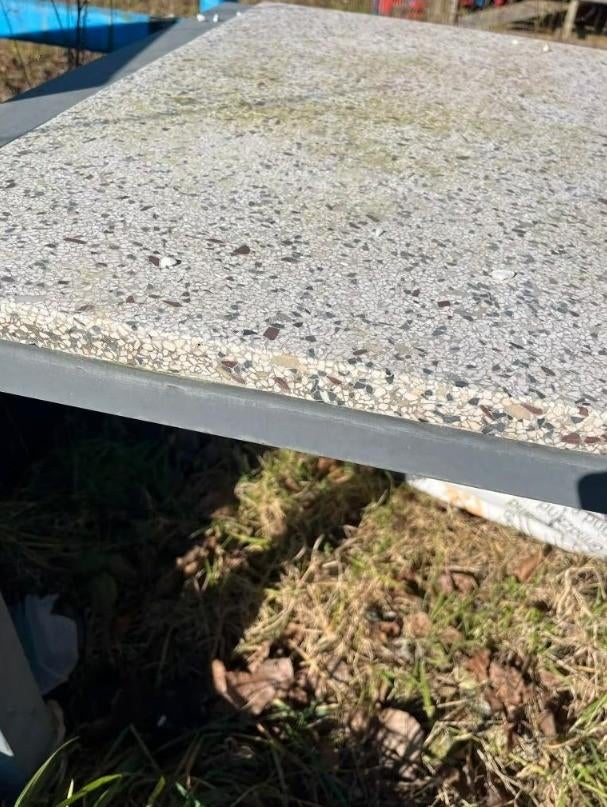 Stevige tafel met ijzeren frame en terrazzo bladen € 75,00, Ophalen, Overige materialen, 50 tot 75 cm, 200 cm of meer