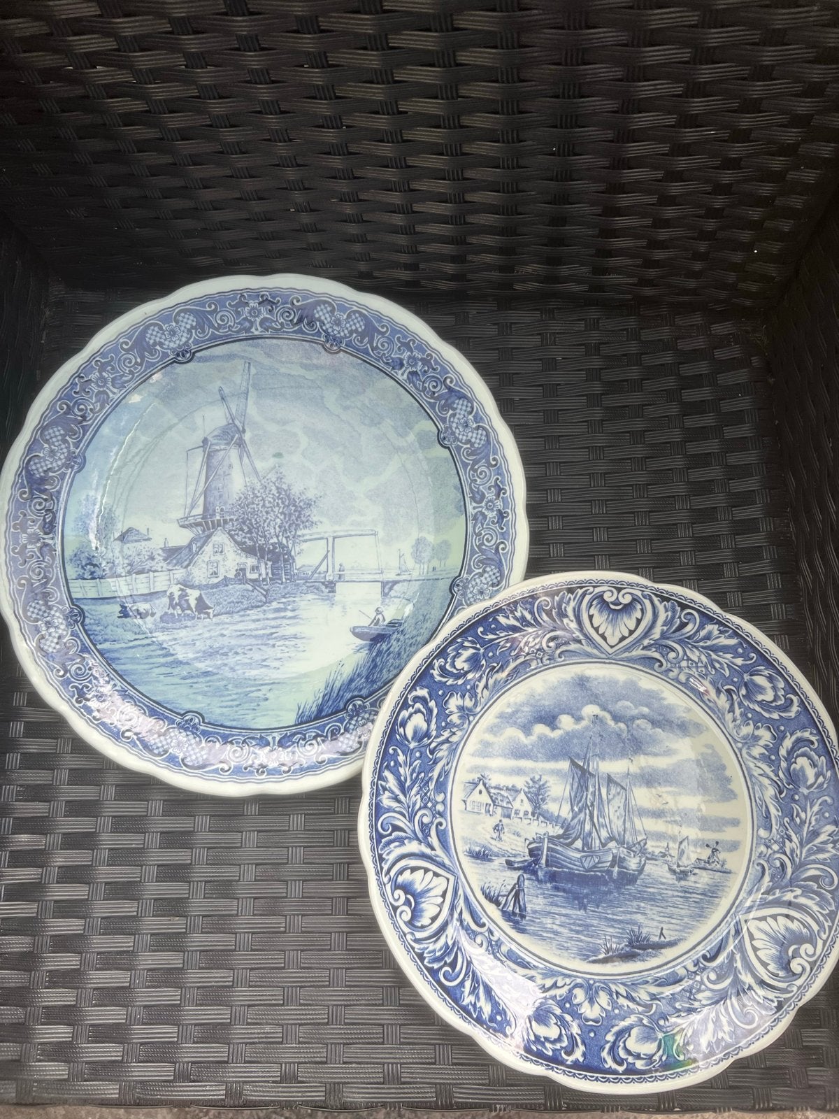 Twee Boch Delfts blauwe wandborden - Molen en zeilschepen, Antiek en Kunst, Antiek | Wandborden en Tegels, Ophalen