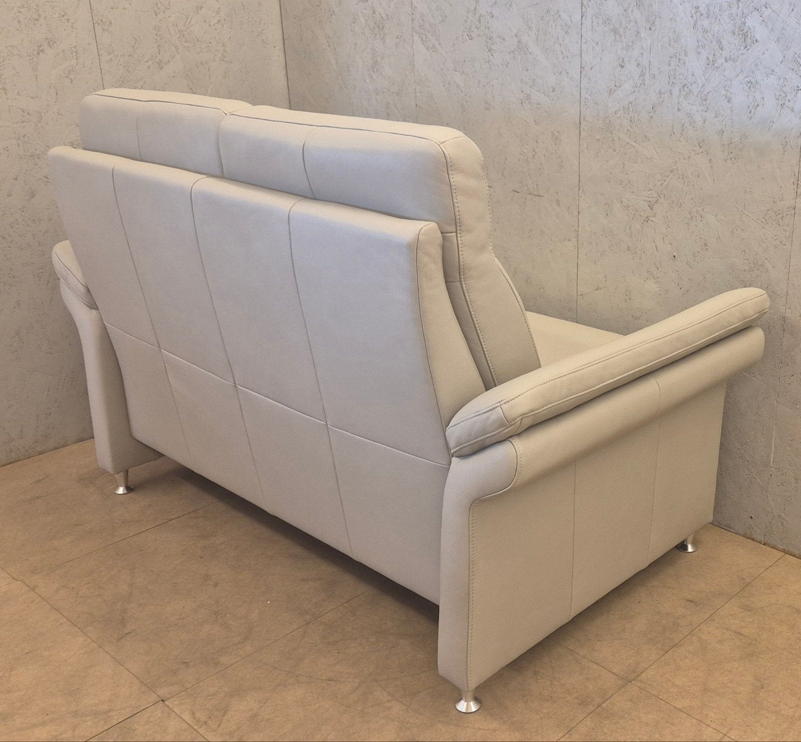 Luxe 2-zits bank 100% leer lichtgrijs als nieuw, Ophalen, 150 tot 200 cm, Tweepersoons, Zo goed als nieuw