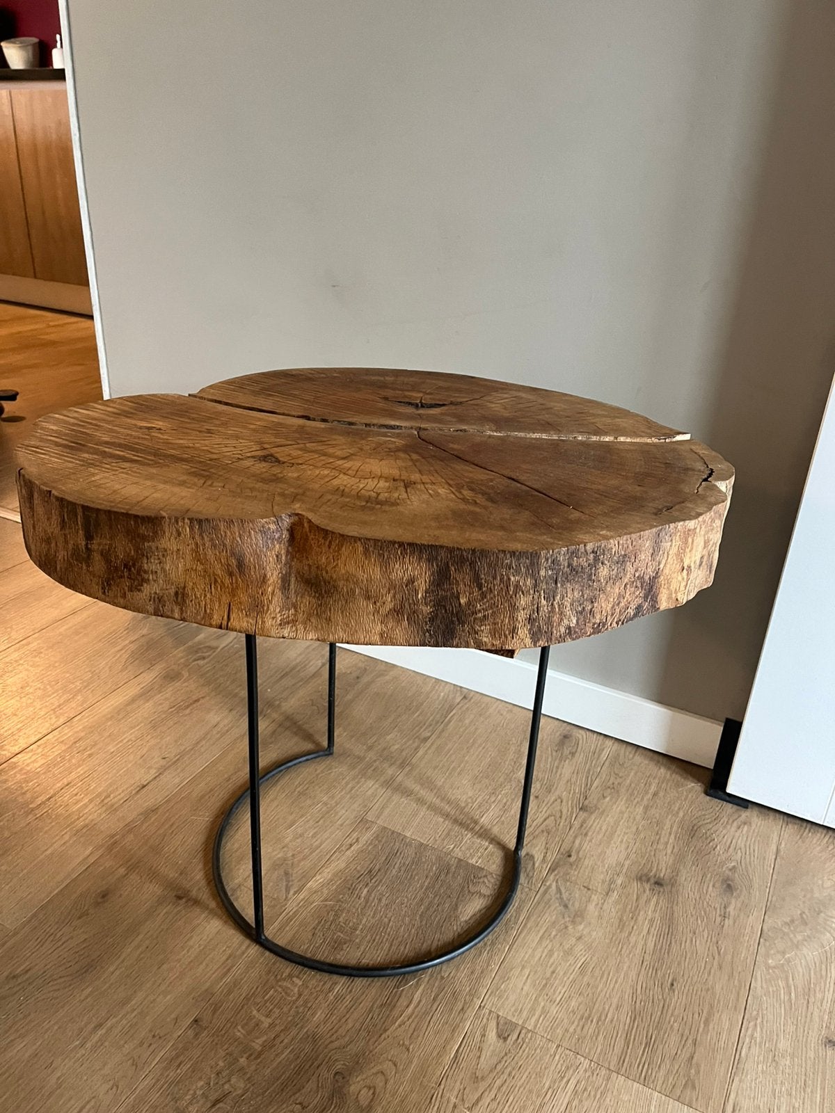 Boomstam tafeltje. Salon tafeltje. Bijzettafeltje, Ophalen, Zo goed als nieuw, Rond, 50 tot 100 cm