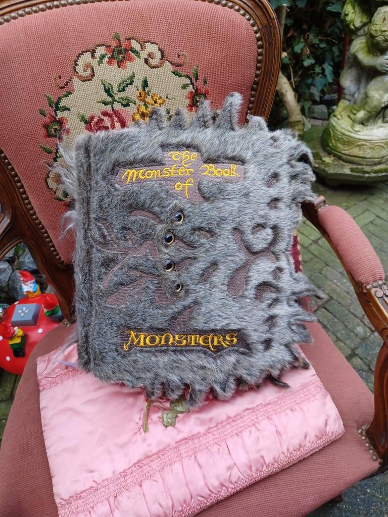Harry Potter monster boek z.g.a.n!, Ophalen of Verzenden, Zo goed als nieuw, Boek of Poster
