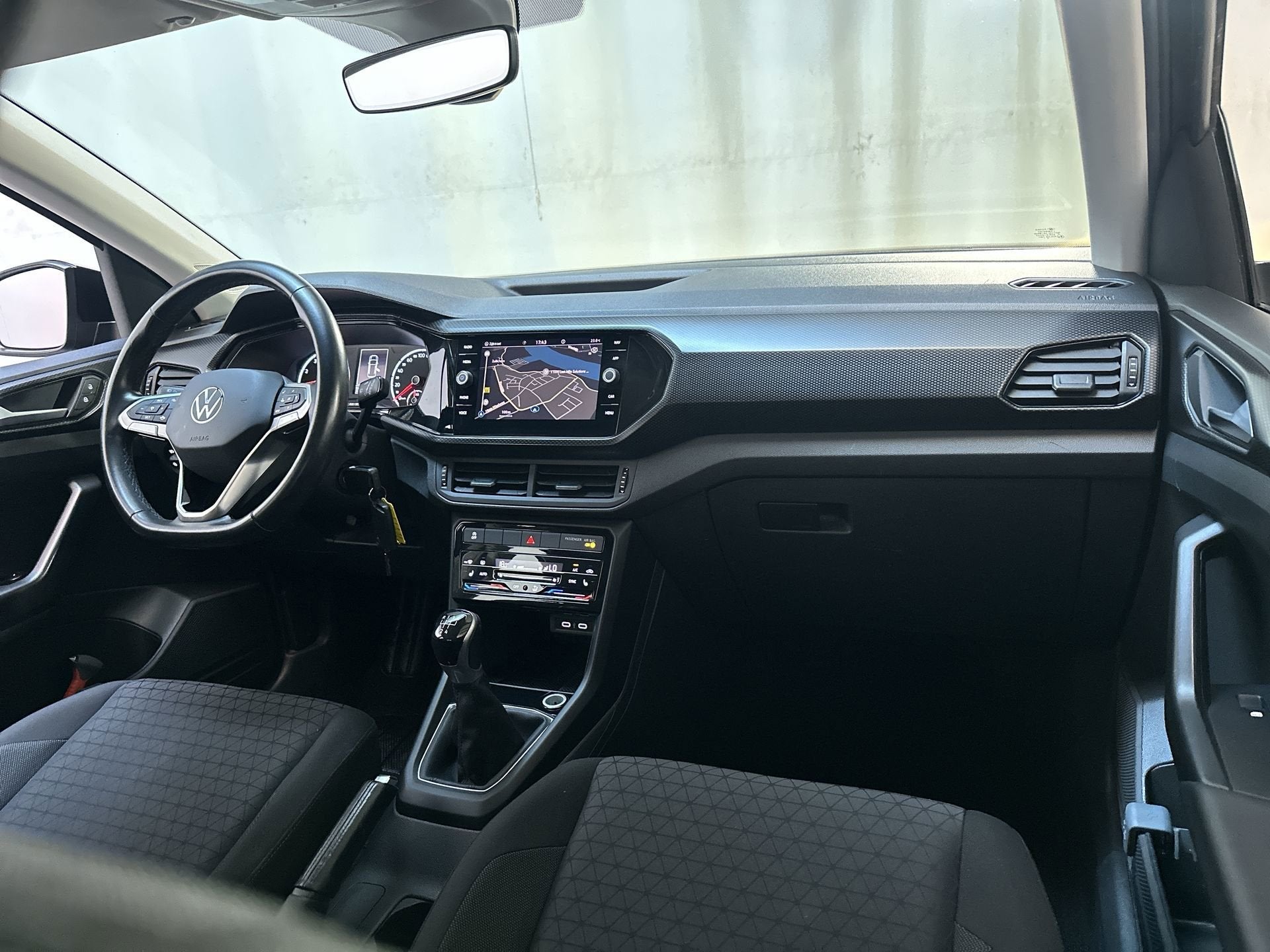 Volkswagen T-Cross 1.0 TSI Life Camera Stoelverwarming Navig, Auto's, Dealer onderhouden, Gebruikt, 95 pk, Met garantie (alle)