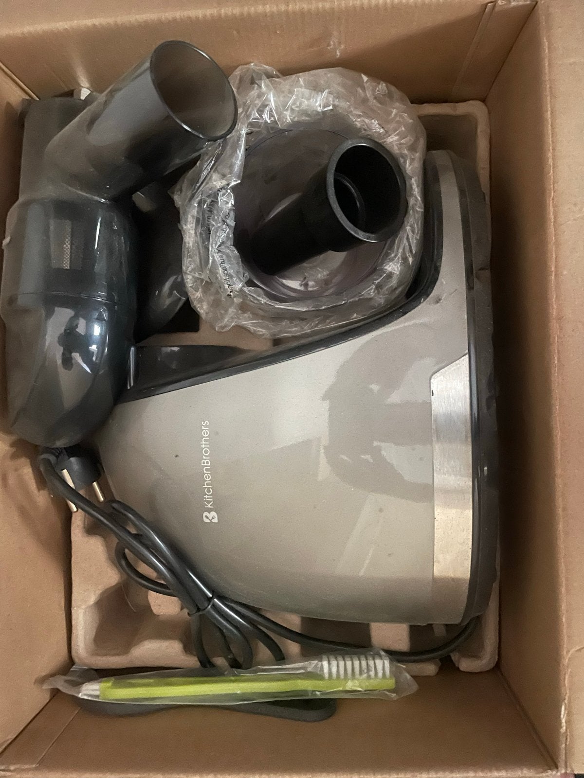 KitchenBrothers Slowjuicer 700ml Groenten/Fruit Zwart, Ophalen, Zo goed als nieuw, Elektrisch, Slowjuicer