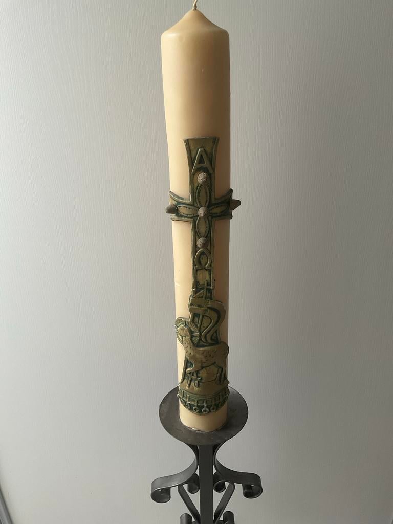 Paaskaars met smeedijzeren kandelaar, Gebruikt, 50 tot 75 cm, Ophalen of Verzenden, Crème