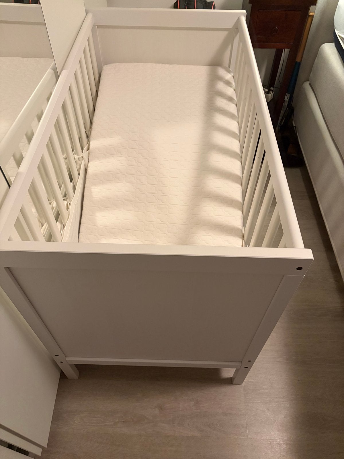 IKEA Sundvik babybedje met Aerosleep matras (baby veilig!), Ophalen, Verstelbaar, Wit, Zo goed als nieuw
