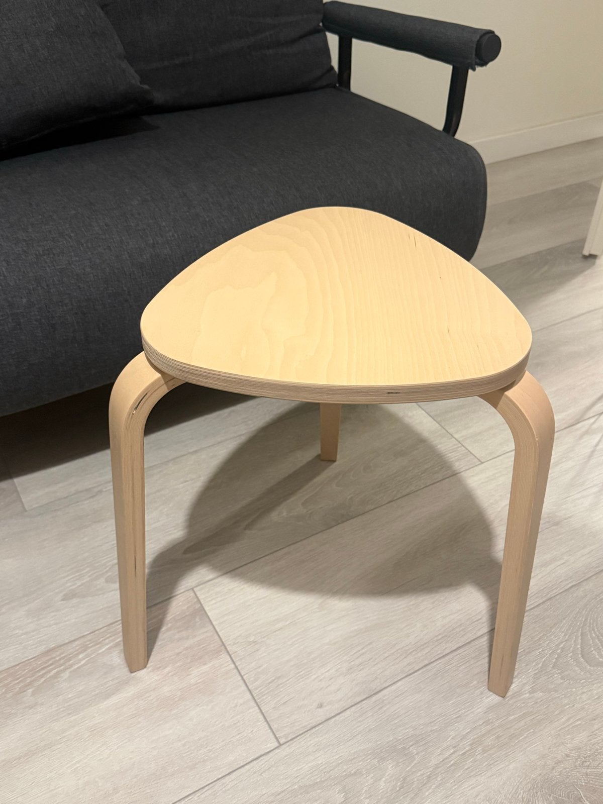 Houten bijzettafel/krukje - Driehoekig IKEA, Ophalen, Minder dan 45 cm, Minder dan 55 cm, Zo goed als nieuw
