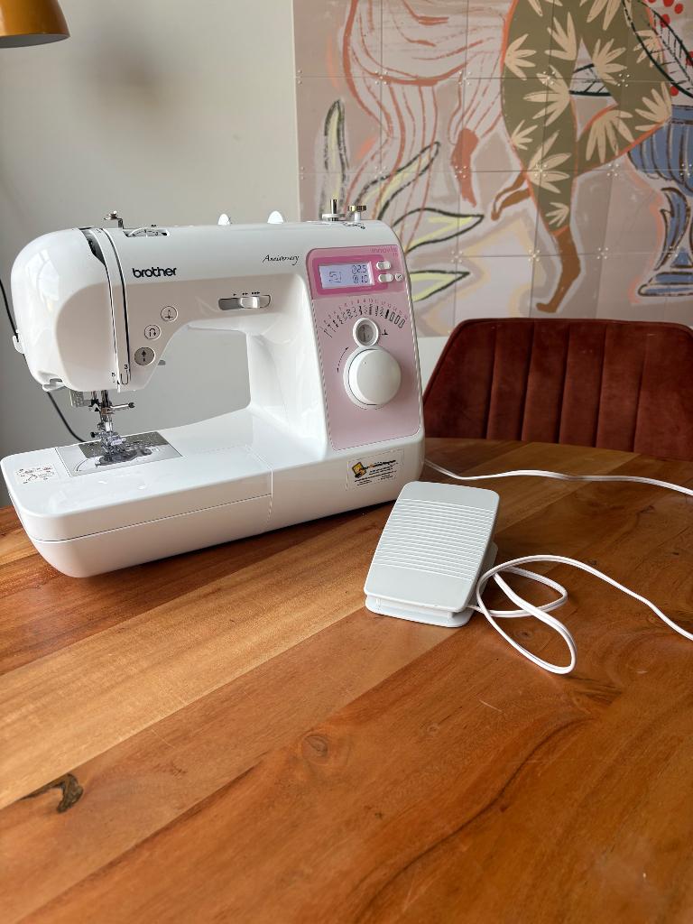 Brother Innovis 10 Anniversary naaimachine, Hobby en Vrije tijd, Naaimachines en Toebehoren, Ophalen, Zo goed als nieuw, Naaimachine